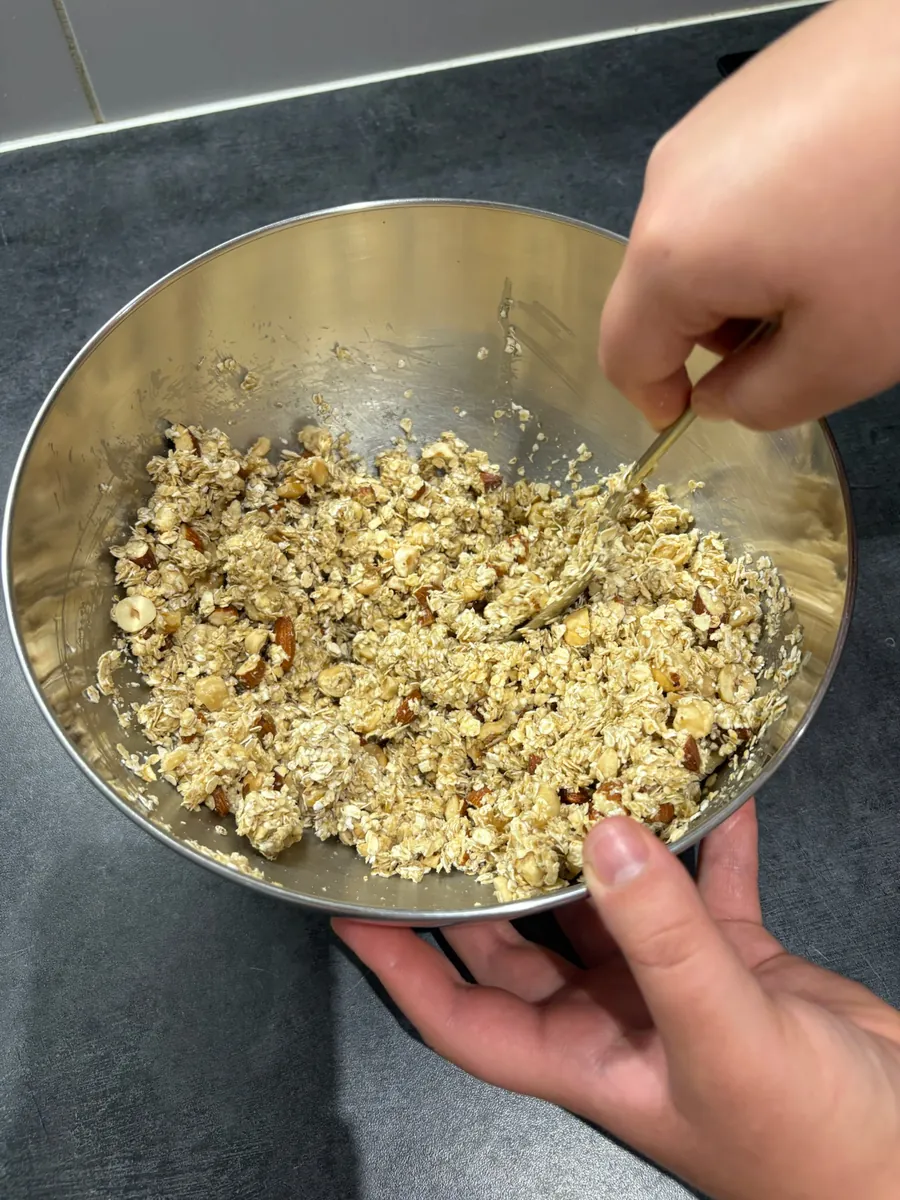 Préparation maison du granola à l'atelier