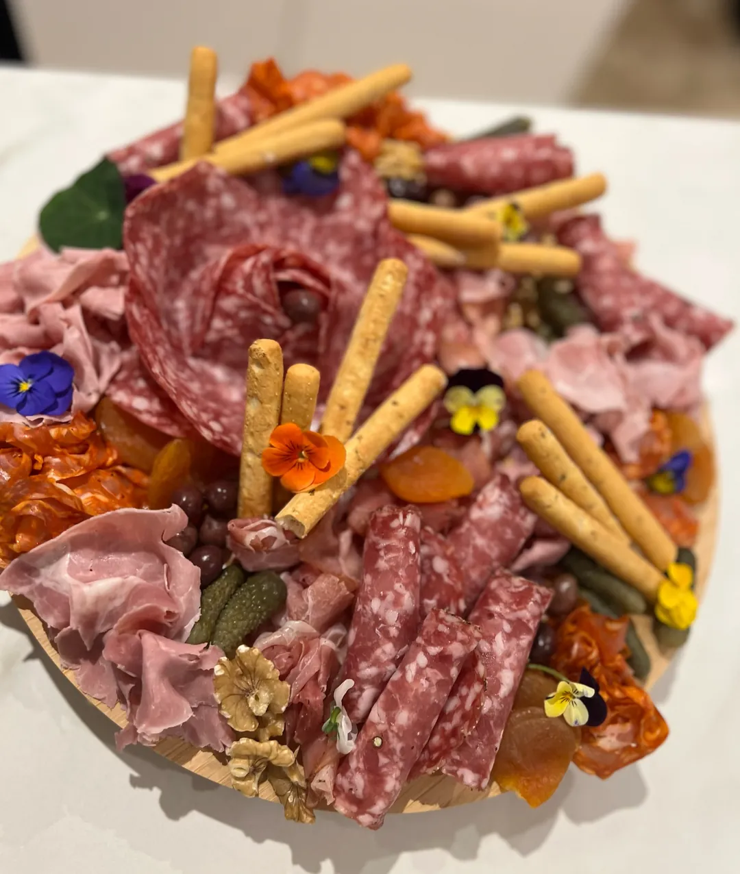 Grande planche de charcuterie et fromages fleurie